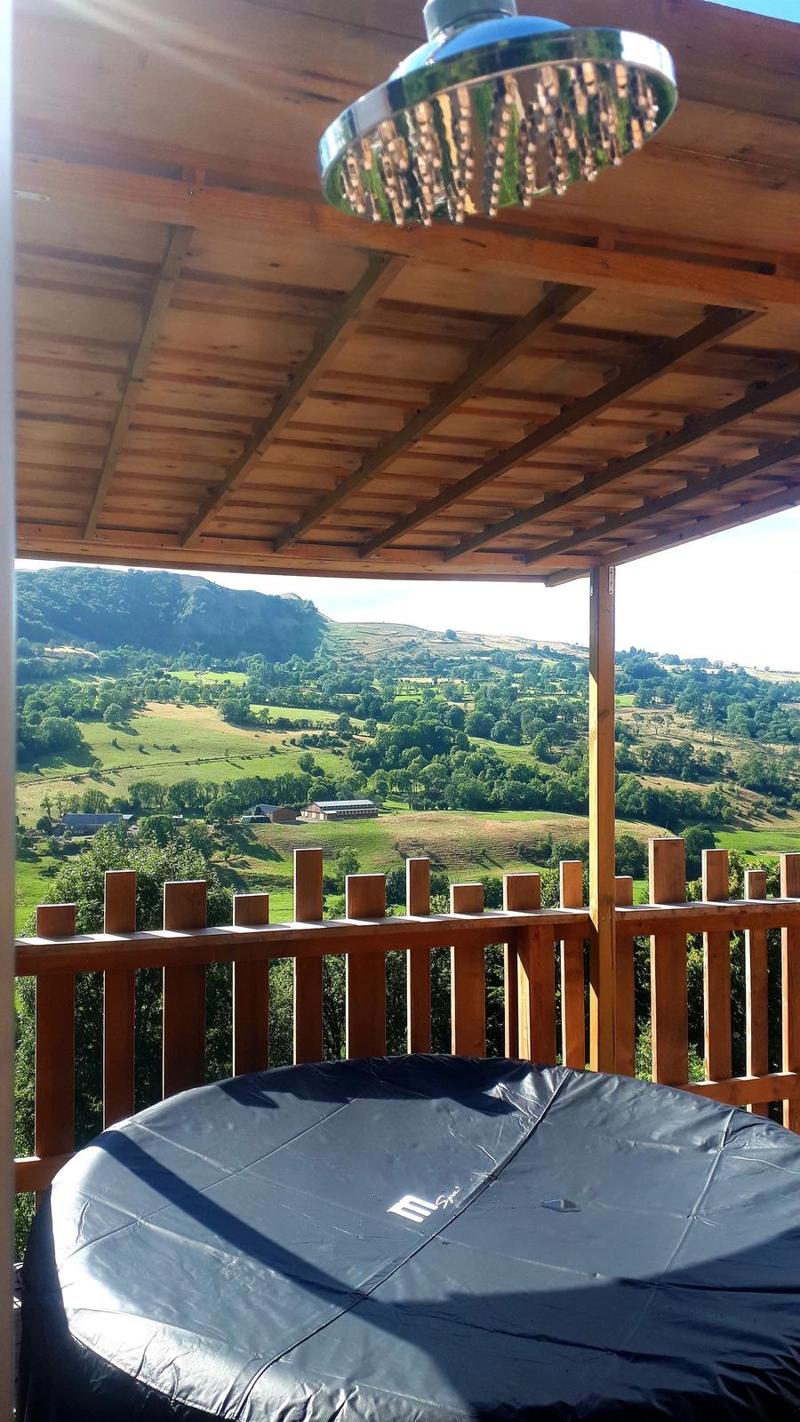 Photo 2/10 — Cabane « Cabane spa des Milvus à Cheylade » à Cheylade Cantal
