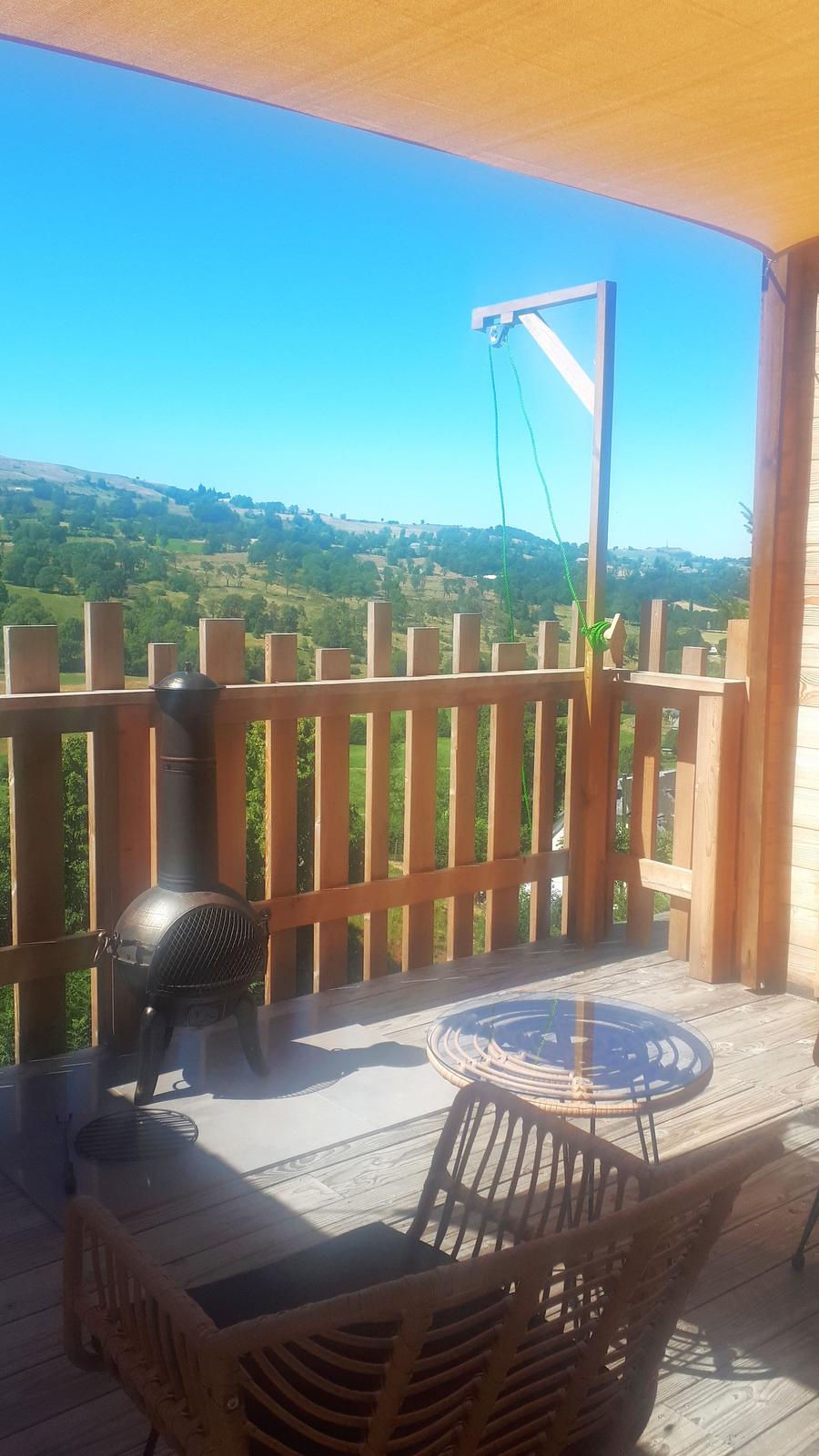 Photo 9/10 — Cabane « Cabane spa des Milvus à Cheylade » à Cheylade Cantal